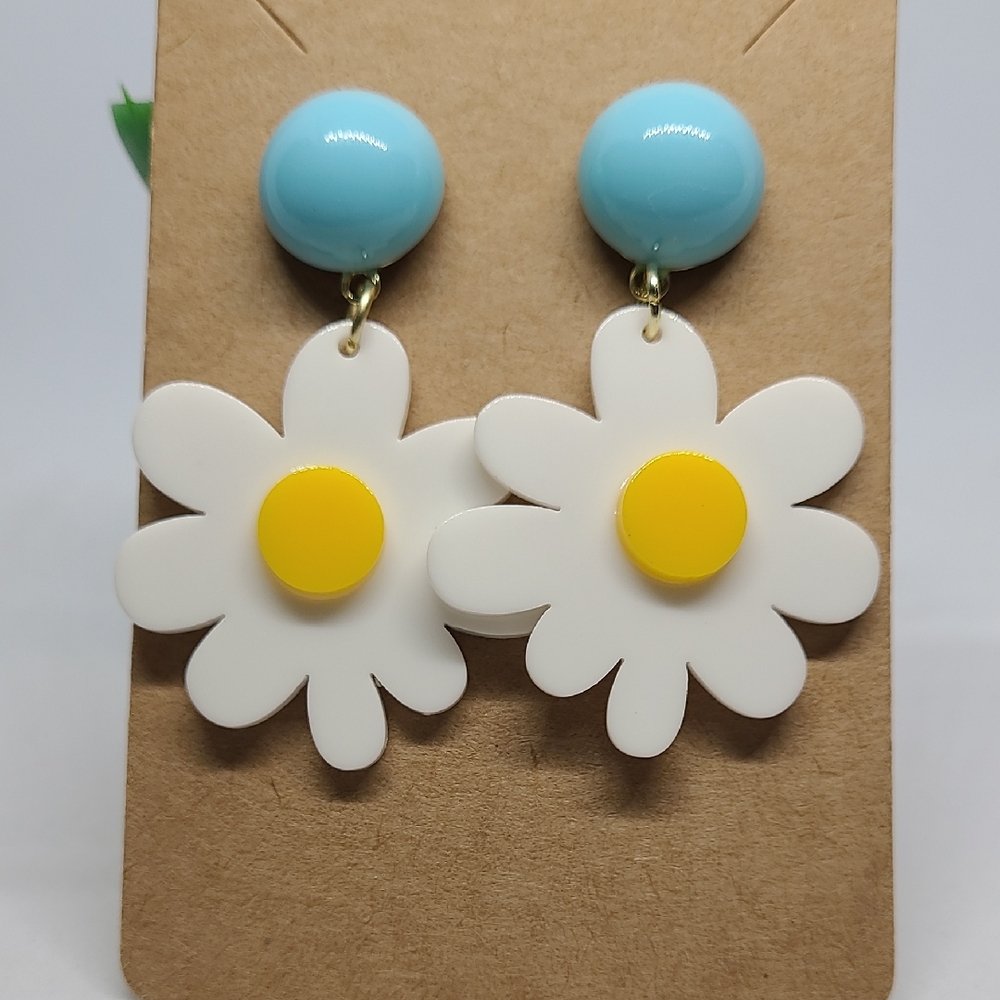Charming White and Yellow Daisy Stud Earrings NWOT Ladies Lightweight Outdoor